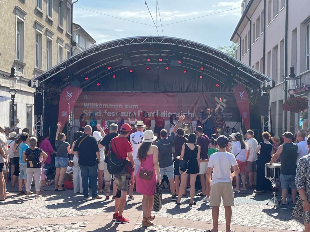 Menschen vor der Bühne bei der Sparkasse